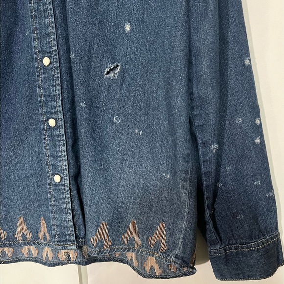 BDG Blue Distressed Denim Button Down Shirt W/ Design Size Large Coastal Cowgirl - Picture 4 of 8